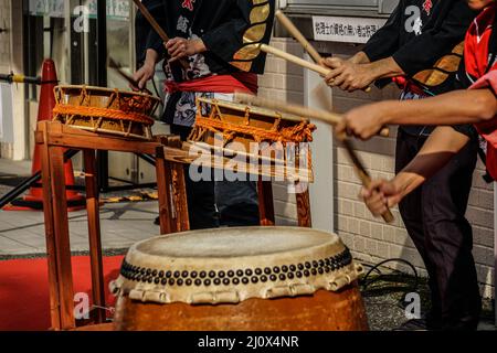 Bilder von Kindern, die den Taiko getroffen Stockfoto