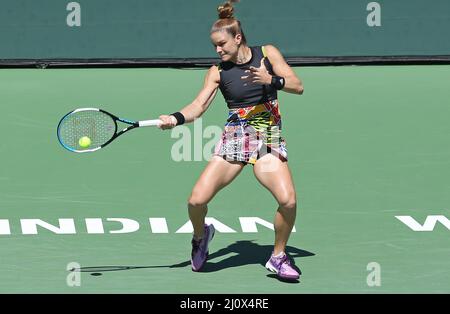 Indian Wells, Usa. 21. März 2022. Maria Sakkari aus Griechenland trifft am Sonntag, den 20. März 2022, beim BNP Paribas Open in Indian Wells, Kalifornien, einen Schuss im Finale ihrer Frauen gegen IGA Swiatek aus Polen. Swiatek besiegte Sakkari 6-4, 6-1, um die Meisterschaft und ihr drittes WTA 1000 Turnier zu gewinnen. Foto von David Silpa/UPI Credit: UPI/Alamy Live News Stockfoto