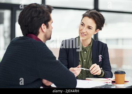 Sagen Sie mir, warum Sie für diese Position geeignet sind. Ausgeschnittene Aufnahme einer Geschäftsfrau, die in ihrem Büro ein Interview mit einem nicht identifizierbaren Kandidaten führt. Stockfoto