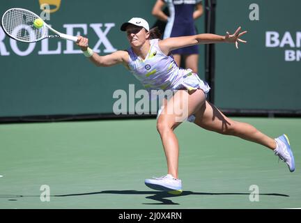 Indian Wells, Usa. 21. März 2022. IGA Swiatek aus Polen trifft am Sonntag, den 20. März 2022, beim BNP Paribas Open in Indian Wells, Kalifornien, einen Schuss im Finale ihrer Frauen gegen Maria Sakkari aus Griechenland. Swiatek besiegte Sakkari 6-4, 6-1, um die Meisterschaft und ihr drittes WTA 1000 Turnier zu gewinnen. Foto von David Silpa/UPI Credit: UPI/Alamy Live News Stockfoto