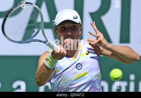 Indian Wells, Usa. 21. März 2022. IGA Swiatek aus Polen trifft am Sonntag, den 20. März 2022, beim BNP Paribas Open in Indian Wells, Kalifornien, einen Schuss im Finale ihrer Frauen gegen Maria Sakkari aus Griechenland. Swiatek besiegte Sakkari 6-4, 6-1, um die Meisterschaft und ihr drittes WTA 1000 Turnier zu gewinnen. Foto von David Silpa/UPI Credit: UPI/Alamy Live News Stockfoto