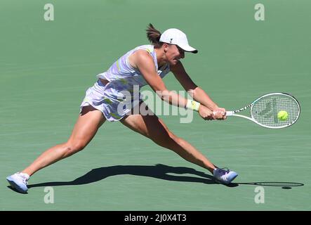 Indian Wells, Usa. 21. März 2022. IGA Swiatek aus Polen trifft am Sonntag, den 20. März 2022, beim BNP Paribas Open in Indian Wells, Kalifornien, einen Schuss im Finale ihrer Frauen gegen Maria Sakkari aus Griechenland. Swiatek besiegte Sakkari 6-4, 6-1, um die Meisterschaft und ihr drittes WTA 1000 Turnier zu gewinnen. Foto von David Silpa/UPI Credit: UPI/Alamy Live News Stockfoto