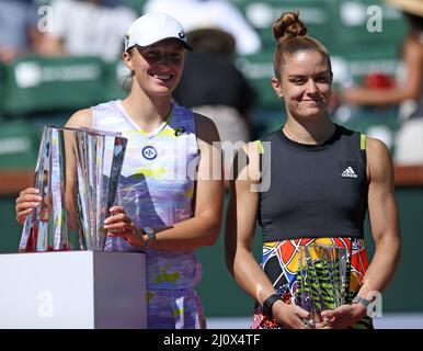 Indian Wells, Usa. 21. März 2022. IGA Swiatek (L) aus Polen und Maria Sakkari aus Griechenland halten ihre Trophäen nach ihrem Frauenfinalspiel bei den BNP Paribas Open am Sonntag, 20. März 2022 in Indian Wells, Kalifornien, ab. Swiatek besiegte Sakkari 6-4, 6-1, um die Meisterschaft und ihr drittes WTA 1000 Turnier zu gewinnen. Foto von David Silpa/UPI Credit: UPI/Alamy Live News Stockfoto