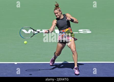 Indian Wells, Usa. 21. März 2022. Maria Sakkari aus Griechenland trifft am Sonntag, den 20. März 2022, beim BNP Paribas Open in Indian Wells, Kalifornien, einen Schuss im Finale ihrer Frauen gegen IGA Swiatek aus Polen. Swiatek besiegte Sakkari 6-4, 6-1, um die Meisterschaft und ihr drittes WTA 1000 Turnier zu gewinnen. Foto von David Silpa/UPI Credit: UPI/Alamy Live News Stockfoto