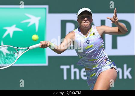 Indian Wells, Usa. 21. März 2022. IGA Swiatek aus Polen trifft am Sonntag, den 20. März 2022, beim BNP Paribas Open in Indian Wells, Kalifornien, einen Schuss im Finale ihrer Frauen gegen Maria Sakkari aus Griechenland. Swiatek besiegte Sakkari 6-4, 6-1, um die Meisterschaft und ihr drittes WTA 1000 Turnier zu gewinnen. Foto von David Silpa/UPI Credit: UPI/Alamy Live News Stockfoto