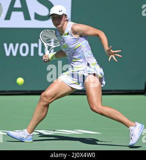 Indian Wells, Usa. 21. März 2022. IGA Swiatek aus Polen trifft am Sonntag, den 20. März 2022, beim BNP Paribas Open in Indian Wells, Kalifornien, einen Schuss im Finale ihrer Frauen gegen Maria Sakkari aus Griechenland. Swiatek besiegte Sakkari 6-4, 6-1, um die Meisterschaft und ihr drittes WTA 1000 Turnier zu gewinnen. Foto von David Silpa/UPI Credit: UPI/Alamy Live News Stockfoto