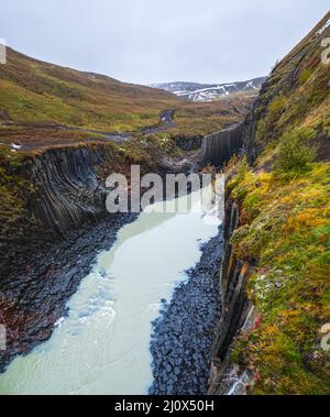Die Schlucht StuÃ lagil ist eine Schlucht in JÃ¶kuldalur, Ostisland. Berühmte säulenförmige Basaltsteinformationen und der Fluss JÃ¶kla fließt durch die Felsformation Stockfoto