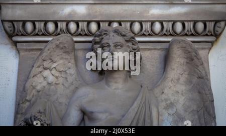 Statue des Engels auf einem alten Grab in Genua Friedhof - Italien Stockfoto