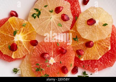 Nahaufnahme Banner mit hellen Mischung von Zitrusfrüchten. Salat aus gemischter, runder Grapefruit-Scheiben Stockfoto