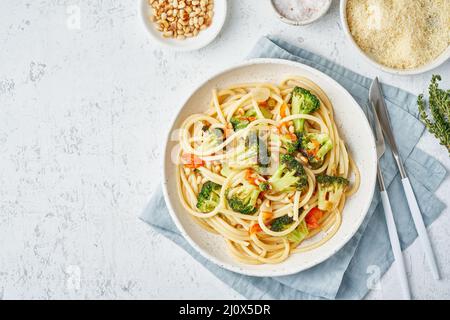 Spaghetti mit Brokkoli, Bucatini mit Pinienkernen. Essen für Veganer, Vegetarier Stockfoto