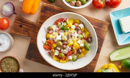 Griechischer Dorfsalat horiatiki mit Feta-Käse, Oliven, Pfeffer, Tomaten, Gurken und roten Zwiebeln Stockfoto