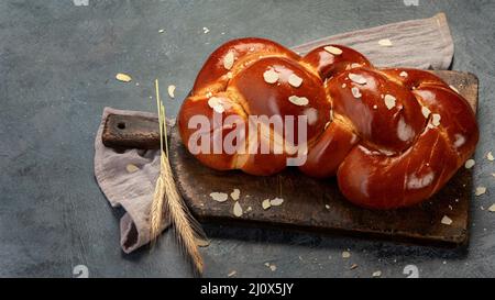 Ostern süßes Brot, tsoureki cosonac auf dunklem Hintergrund. Osterzeit, Frühling. Stockfoto