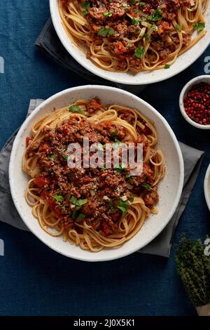 Pasta Bolognese Linguine mit Hackfleischgerichten und Tomaten, Parmesankäse. Italienisches Abendessen für zwei Personen Stockfoto