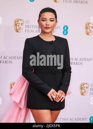 Florence Pugh kam für die British Academy Film Awards 2022 (BAFTAs) in der Royal Albert Hall in London an. Stockfoto