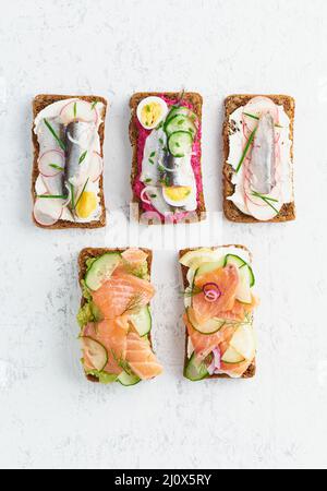 Herzhafter Fisch, Smorrebrod, Set aus fünf traditionellen dänischen Sandwiches Stockfoto