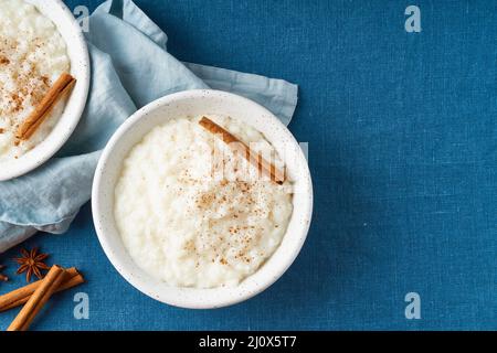 Reispudding. Französisches Milchreisdessert. Dunkler Hintergrund. Draufsicht, Kopierbereich Stockfoto