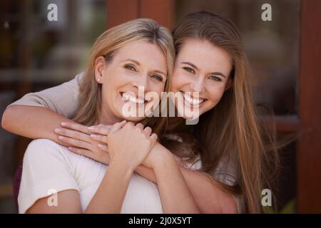 Stolze Mutter einer schönen Frau. Eine Mutter und eine Tochter verbringen gemeinsam eine gute Zeit. Stockfoto