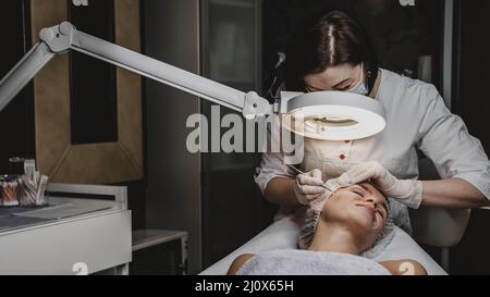 Frau Wellness-Center während der Hautbehandlung. Hochwertiges, schönes Fotokonzept Stockfoto