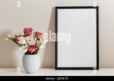 Vorderseite Blumenstrauß Rosen Vase mit leerem Rahmen. Hochwertiges, schönes Fotokonzept Stockfoto