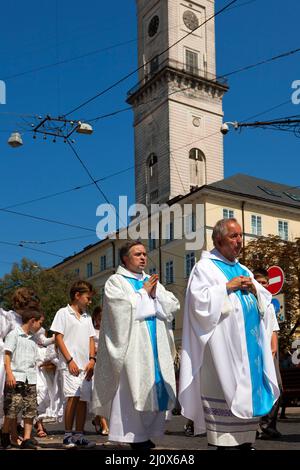 Katholische Priester und Geistliche in Prozession, Rathaus, L'viv, Ukraine Stockfoto