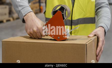 Mannlager, das mit Paketen arbeitet 2. Hochwertiges, schönes Fotokonzept Stockfoto