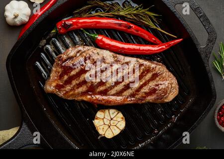 Keto Ketogenic Diät Rindfleisch Steak, gebratenes Striploin auf Grillpfanne. Paleo Food Rezept mit Fleisch Stockfoto