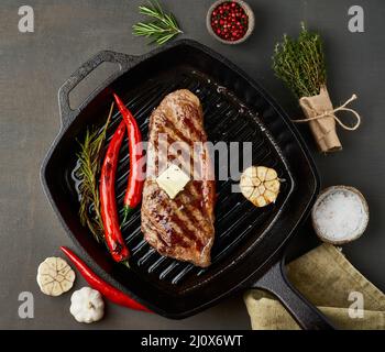 Keto ketogene Diät mittelgroßes Rindersteak, gebratenes Striploin auf Grillpfanne. Paleo Essen Stockfoto