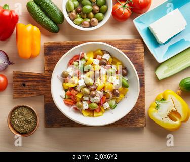 Griechischer Dorfsalat horiatiki mit Feta-Käse, Oliven, Pfeffer, Tomaten, Gurken und roten Zwiebeln Stockfoto