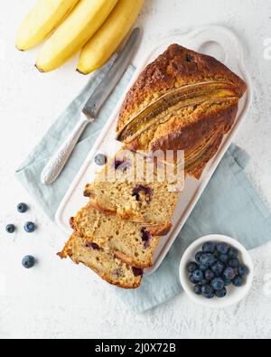 Hausgemachtes Bananenbrot. Gebackener Kuchen. Schritt für Schritt Rezept. Schritt 13. Draufsicht Stockfoto