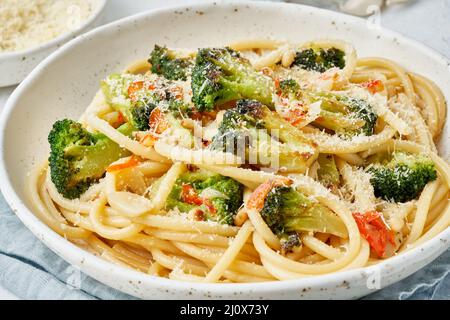 Spaghetti mit Brokkoli, Bucatini mit Pinienkernen. Essen für Veganer, Vegetarier Stockfoto