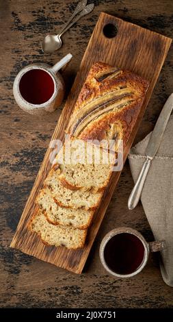 Bananenbrot. Kuchen mit Banane, traditionelle amerikanische Küche. Laib. Dunkler Hintergrund Stockfoto