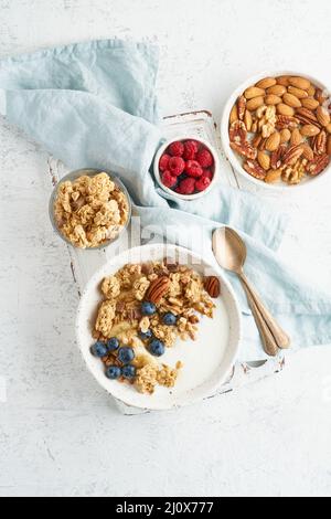 Joghurt mit Müsli. Frühstück, gesunde Ernährung mit Haferflocken, Nüsse Stockfoto