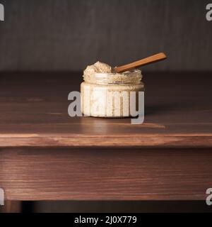 Mandelbutter, rohe Lebensmittelpaste aus gemahlenen Mandeln zu Nussbutter, Kopierraum, Seitenansicht Stockfoto