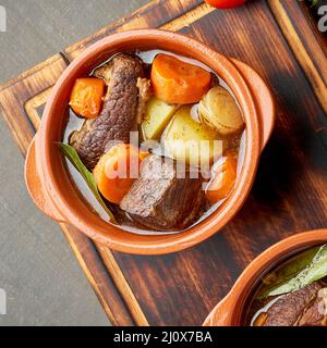 Gulasch mit großen Stücken von Rindfleisch und Gemüse. Burgundisches Fleisch. Nahaufnahme. Draufsicht Stockfoto