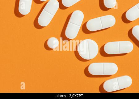 Minimale Anordnung von medizinischen Pillen. Hochwertiges, schönes Fotokonzept Stockfoto