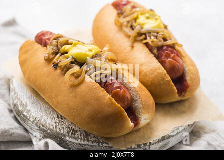 Leckere Hot Dogs mit Senfzwiebeln. Hochwertiges, schönes Fotokonzept Stockfoto