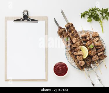 Flacher Notizblock mit Teller-leckerem Kebab-Ketchup Stockfoto