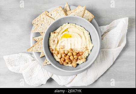 Draufsicht Hummus mit Kichererbsen Nacho-Chips. Hochwertiges, schönes Fotokonzept Stockfoto