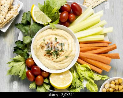 Draufsicht Hummus mit Gemüsesortiment Stockfoto