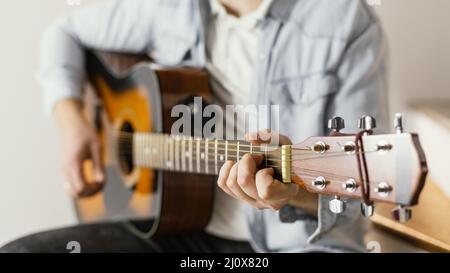 Nahaufnahme Musiker Gitarre spielen. Hochwertige Fotos Stockfoto