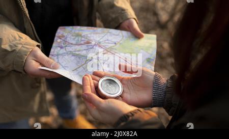 Nahaufnahme von Reisenden mit Kartenkompass Stockfoto