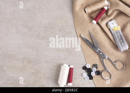 Draufsicht Nähen Zubehör mit Kopierplatz. Hochwertiges, schönes Fotokonzept Stockfoto