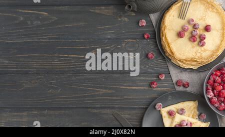 Flache Pfannkuchen mit Platz für Kopien. Hochwertiges, schönes Fotokonzept Stockfoto