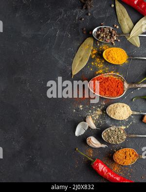 Sehen Sie Gewürzrahmen mit Kopierraum. Hochwertiges, schönes Fotokonzept Stockfoto