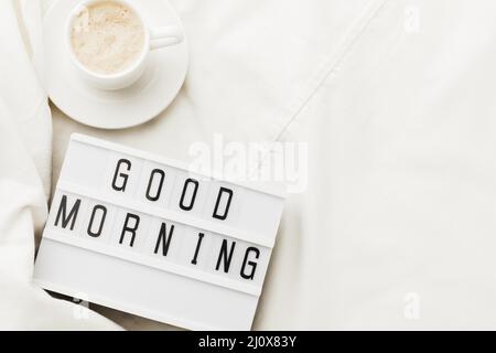 Kaffeetasse mit „Guten Morgen“-Botschaft. Hochwertiges, schönes Fotokonzept Stockfoto