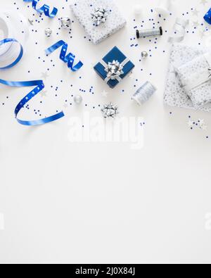 Flache Lay-Komposition festlich verpackte Geschenke mit Platz für Kopien Stockfoto