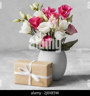 Vorderansicht Blumenstrauß Rosen Vase verpackt Geschenk Stockfoto