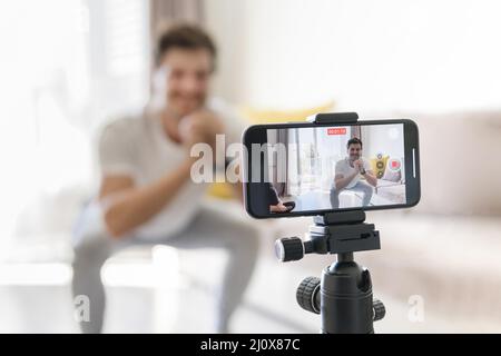 Personal Trainer Aufnahme Übungen zu Hause. Hochwertiges, schönes Fotokonzept Stockfoto