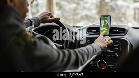 Nahaufnahme des Handys mit Kartenanweisungen. Hochwertiges, schönes Fotokonzept Stockfoto