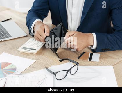 Nahaufnahme der Hände, die das Portemonnaie halten. Hochwertiges, schönes Fotokonzept Stockfoto